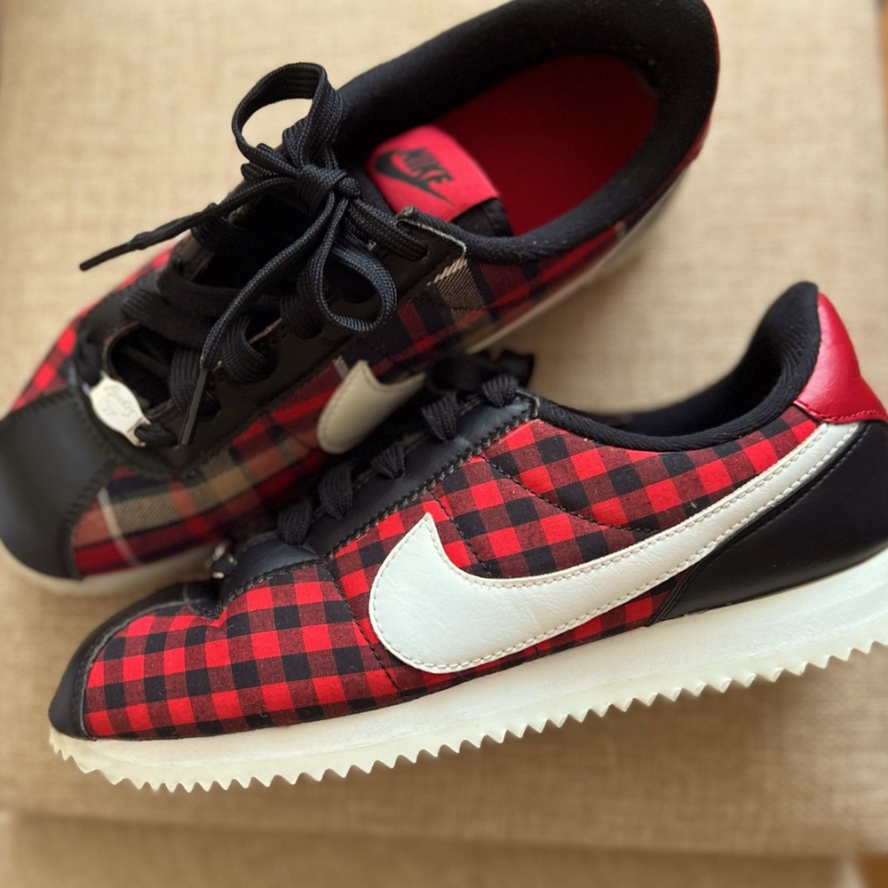 Nike Black and Red Sneakers Size 5Y